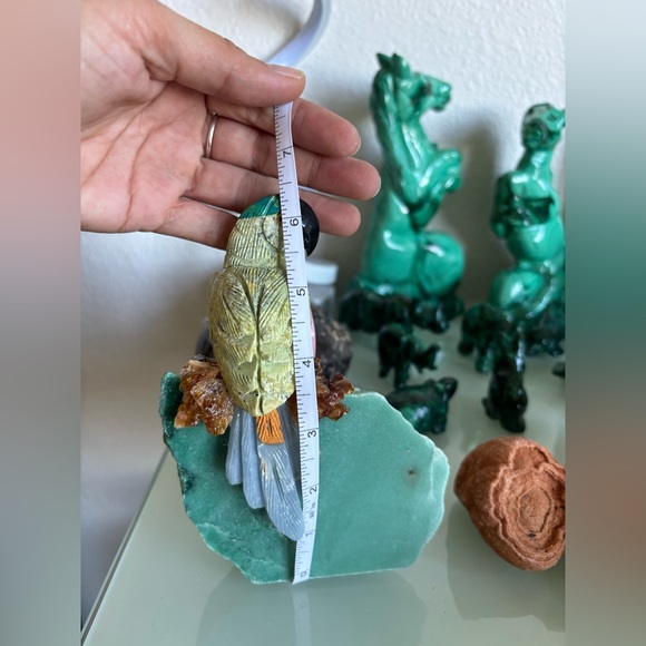 Parrot Carving on Aventurine - Picture 6 of 8